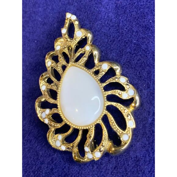 Goldtone Filigree Vintage Brooch White Stone 2.6 Inch - Picture 4 of 6